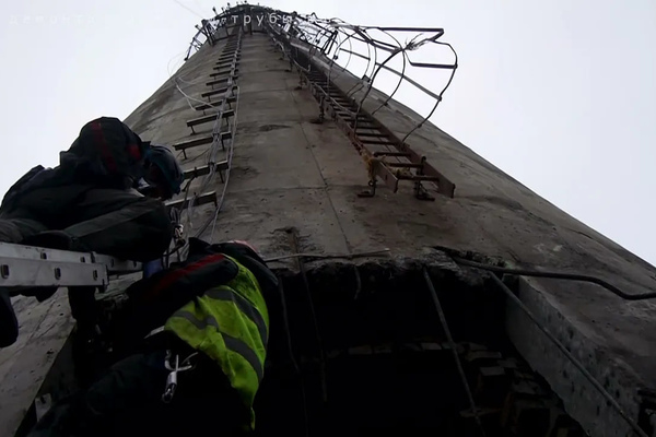 Демонтаж железобетонной дымовой трубы высотой 100 м на Брянском Механическом Заводе